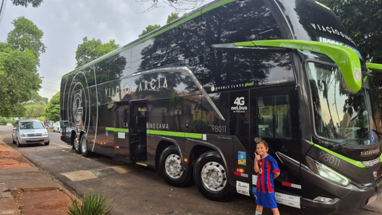 Dia do cabelo maluco em escola do Paraná vira homenagem à Viação Garcia e ao pai motorista