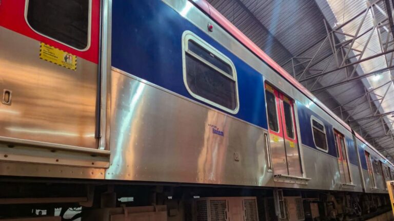 TIC Trens inicia aplicação de identidade visual nos trens da Linha 7-Rubi
