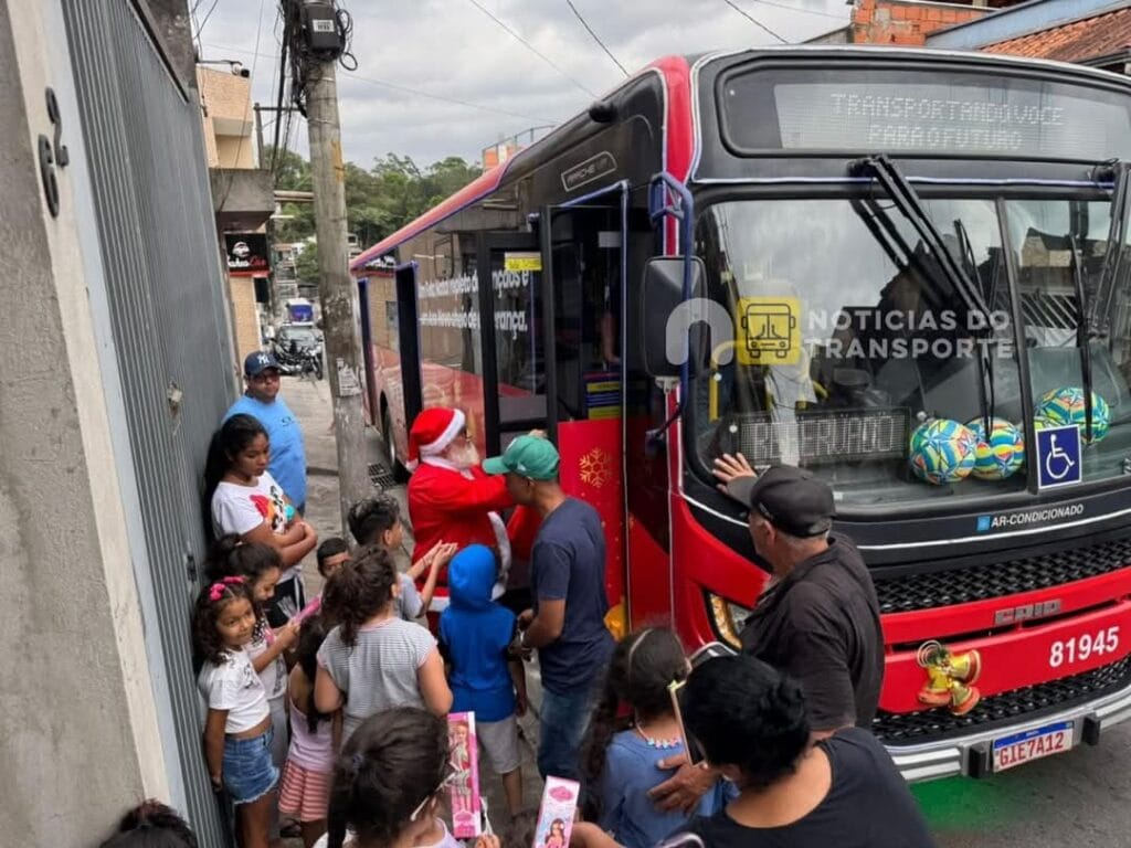 Papai Noel da Next Mobilidade distribui presentes às crianças em São Bernardo do Campo/SP - Imagem: Notícias do Transporte